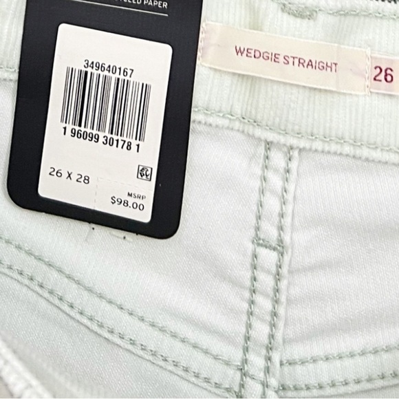 NWT Levi’s Wedgie High Rise Corduroy Straight Leg Pants in Meadow Mist Green - Picture 4 of 7